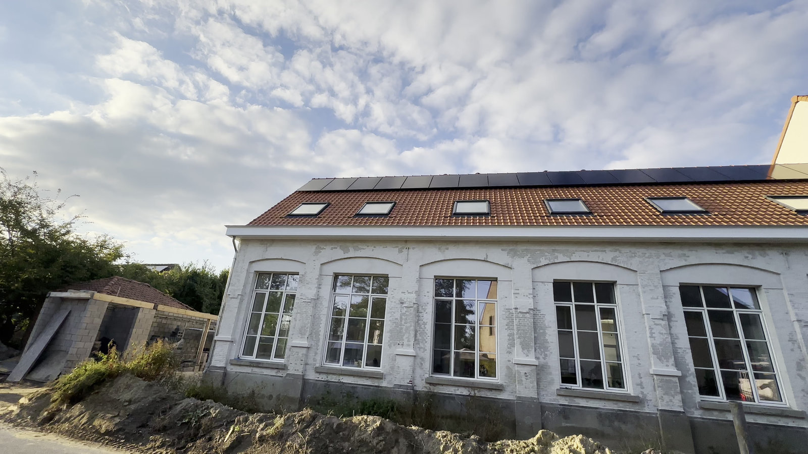 Afgewerkte woning met zonnepanelen door DYMNO